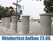 Der Aufbau des Oktoberfests 2010 auf der Theresienwiese geht voran. Aktuelle Wiesnaufbau Fotos und Video vom 23.08.2010 (&copy;Foto. Martin Schmitz)